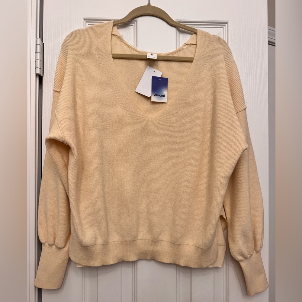 Abound Cream V-Neck Knit Sweater size S/M